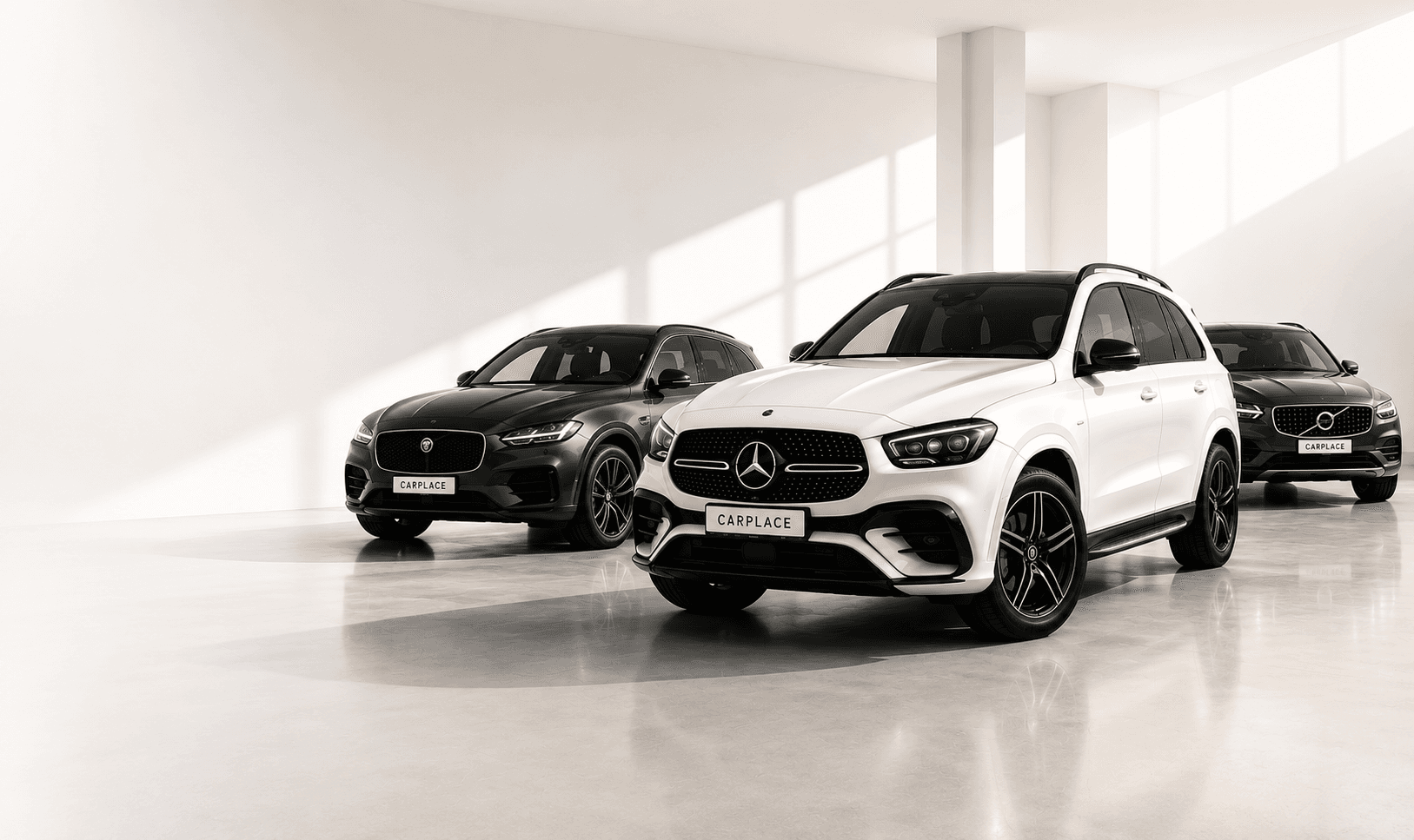 Valge Mercedes-Benz GLE koos teiste Carplace'i sõidukitega showroom'is